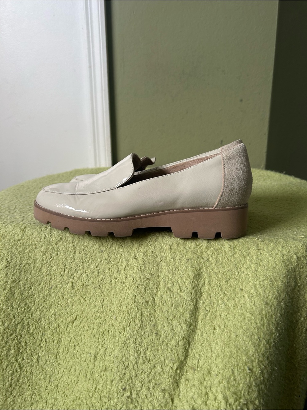 Vionic Cream Patent & Suede Lug Sole Loafer Sz 6